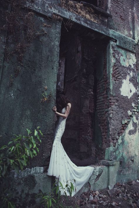 Bo And Luca, Prom Photos, Model Inspo, Boho Bridal, Shoot Inspiration, Old Building, Dark Beauty, Foto Instagram, Abandoned Places