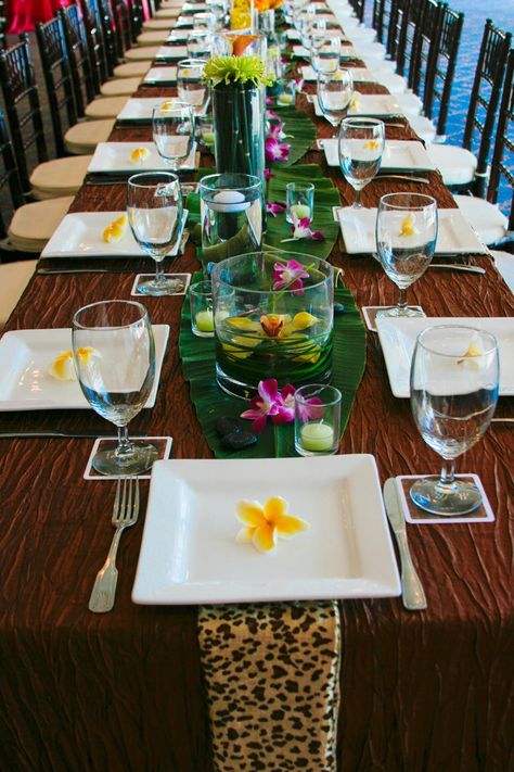 tropical table Dinner Party Decorations Table, Pink Party Tables, Thai Decor, Summer Dinner Party, Asian Party, Table D Hote, Come Dine With Me, Dinner Party Decorations, Dinner Party Summer