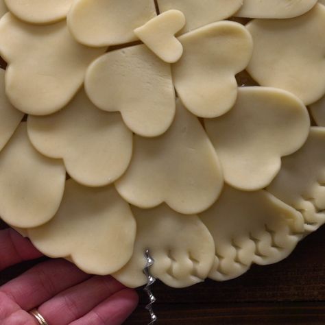 8 Pie Crust Hacks Recipe & Video | TipHero Christmas Pie Crust Designs, Pie Crust Hacks, Braided Pie Crust, Creative Pie Crust, Pretty Pie Crust, Fancy Pie Crust, Pie Crust Art, Beautiful Pie Crusts, Creative Pies