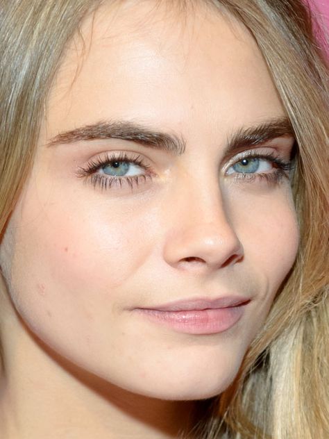 Cara Delevingne naturally full brows http://beautyeditor.ca/2014/02/03/benefit-gimme-brow-review/ Cara Delevingne Eyebrows, Nude Lip Makeup, Bold Eyebrows, Benefit Gimme Brow, Glitter Makeup Looks, Blonde Hair Makeup, Gimme Brow, Glittery Eyes, Beautiful Eyebrows