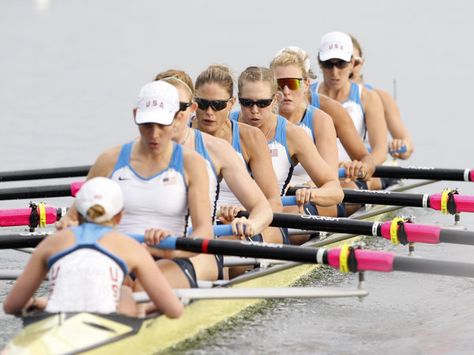 The gold-medal winning U.S. rowing team — coxswain at lower left — at the 2008 Olympic Games in Beijing. Rowing Coxswain, Rowing Photography, Athlete Problems, Rowing Quotes, Women's Rowing, Rowing Crew, Rowing Team, Rowing Workout, Row Row Your Boat