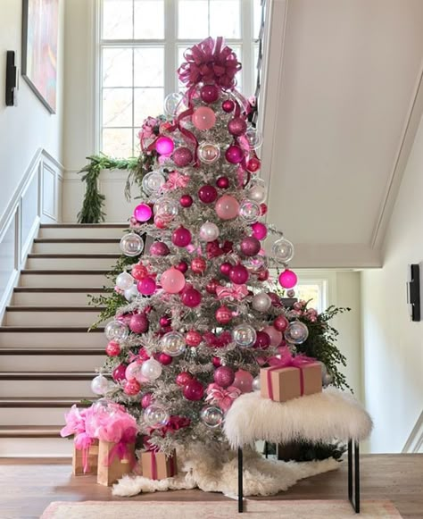 Pink Christmas Tree Decorations, Pink Xmas, Christmas Decor Inspiration, Pink Christmas Decorations, Pink Holiday, Christmas Tree Inspiration, Black Christmas Trees, Pink Christmas Tree, Beautiful Christmas Trees