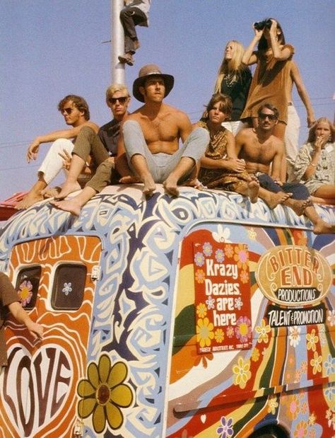 hippie bus from 70s traveling with friends Zoe Ghertner, Mundo Hippie, 60s Aesthetic, Woodstock 1969, Hippie Bus, Woodstock Festival, Hippie Aesthetic, Estilo Hippy, Mode Hippie