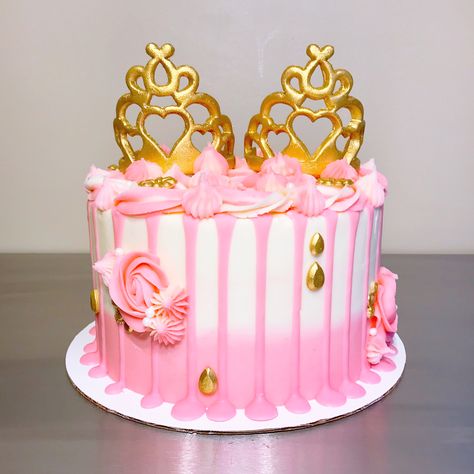 Twin Princess Cake from @sakurabakingco on Facebook and Instagram Girls 2nd Birthday Cake, Twin Birthday Cakes, Twin Princess, Twins Cake, Girls 3rd Birthday, Queen Cakes, Princess Birthday Cake, Twins Birthday, 2 Birthday Cake