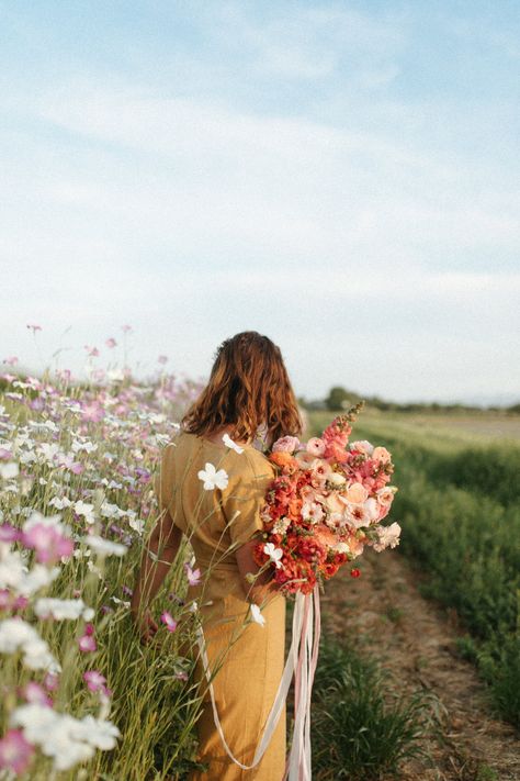 Vintage Photography Inspiration, Photoshoot Vintage, Beauty Plan, Flower Photoshoot, Jolie Photo, Bridal Beauty, Flower Farm, Flower Field, Flower Child