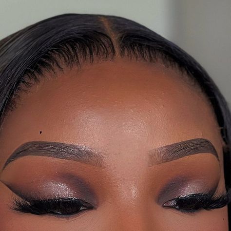 NaturalFaced Artistry 🖌 on Instagram: "Dramatic glam 🤎🖤😍" Make Up Glam Look, Cat Eye Makeup Black Women, Siren Eyes Black Women, Cut Crease Eyeshadow Black Women, Black Girls Makeup Looks, Dark Skinned Makeup, Makeup Inspo Black Women, Black Eye Makeup Looks, Makeup Look Glam