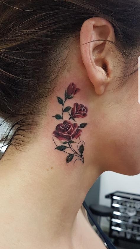 Neck Tattoo Small, Rose Tattoo Behind Ear, Rose Neck Tattoo, Tattoo Sonne, Tato Paha, Small Neck Tattoos, Tato Dada, Girl Neck Tattoos, Small Rose Tattoo