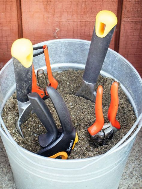 Clean Garden Ideas, Cleaning Garden Tools Remove Rust, Veggie Cleaning Station, Cleaning Yard Hacks, How To Organize Garden Tools, Diy Garden Potting Station, Gardening Tool Storage, Garden Tools Organization Ideas, Garden Tool Organization Ideas