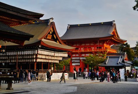 Okera Mairi: A Unique New Year's Tradition at Kyoto's Yasaka Shrine Yasaka Shrine, New Years Traditions, Cultural Events, Kyoto Japan, Japan Travel, New Year's, Kyoto, Festival, Japan