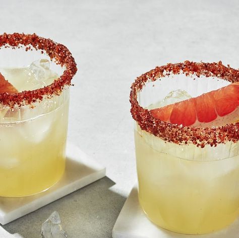 mezcal margarita with chili salt rim Peach Margarita Recipes, Grapefruit Margarita Recipe, Mexican Hot Chocolate Recipe, Michelada Recipe, Horchata Recipe, Best Margarita Recipe, Paloma Recipe, Mezcal Margarita, Chili Salt