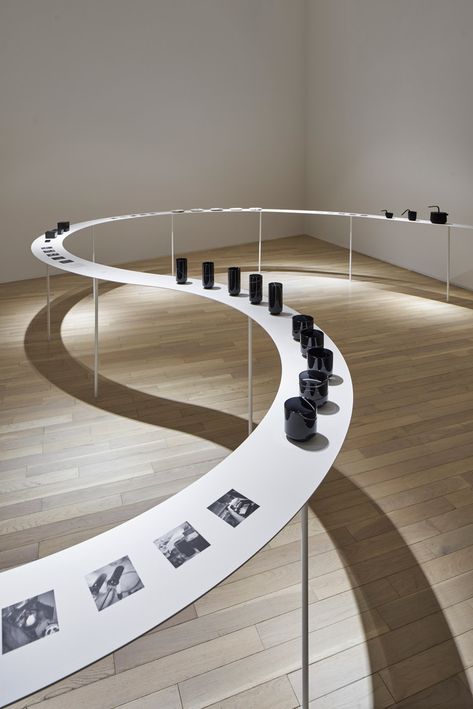 Nendo designs sinuous display for Tokyo tableware exhibition Minimal Exhibition Design, Unique Exhibition Design, Model Display Ideas, Round Display Table, Sculpture Display, معرض فني, Display Tables, Exhibition Display Design, Nendo Design