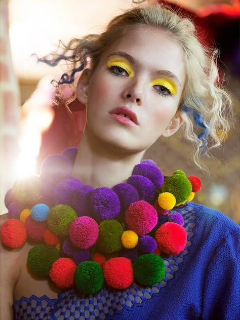 Pom Pom Fashion, Bright Eye Makeup, Yarn Accessories, Pom Pom Crafts, Pom Poms, Costume Design, Diy Fashion, Mardi Gras, Diy Clothes