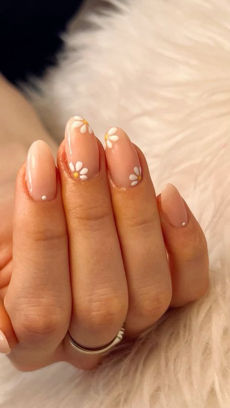 Nails Flower Simple, Minimal Daisy Nails, Nail Art Small Flowers, Small White Flowers Nails, Light Colour Nail Designs, Simple Summer Nails With Flowers, Minimal Flower Nail Design, Neutral Floral Nails Short, Simple Nail Ideas Oval Shape