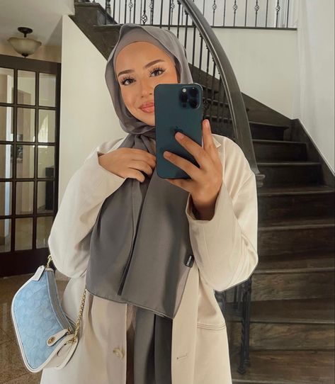 Muslim Girl Outfit, Grey Hijab Outfit, Batul Bazzi, Grey Hijab, Outfit Muslim, Hijab Fashion Summer, Estilo Hijab, Hijabi Fits, Stile Hijab