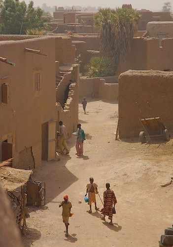 Street scene and rooftops, Djenne, Mali | Chris G Images | Flickr Mali Aesthetic, Sahelian Architecture, Djenne Mali, Practice Painting, Desert Places, African Architecture, Africa Photography, Types Of Architecture, Travel Africa