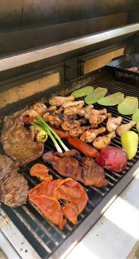 Mexican Cookout, Food Party Aesthetic, Fireplace Aesthetic, Street Food Design, Sleepover Food, Carne Asada, Love Eat, Grilled Vegetables, Grilled Meat