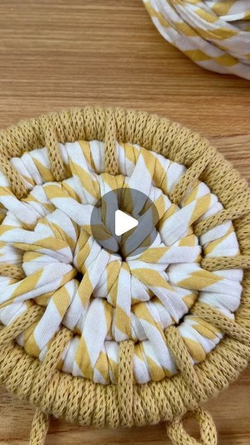 Coiling Basket Weaving, Paracord Basket, Coiled Rope Basket Diy, Braided Macrame, Macrame Basket, Tshirt Yarn, Rope Baskets, Mixing Colors, Coiled Baskets