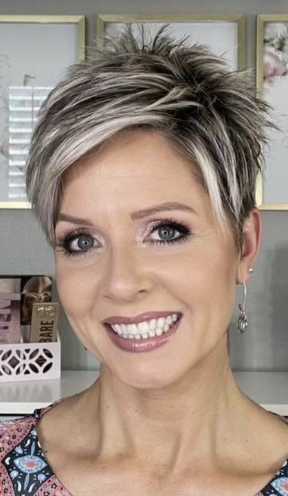 Kratke Frizure Za Gustu Kosu, Short Frosted Hair, Pixie 2022, Short Hair Dos, Asymmetrical Bob Haircuts, Short Spiked Hair, Hair Dye Ideas, Short Spiky Hairstyles, Short Silver Hair