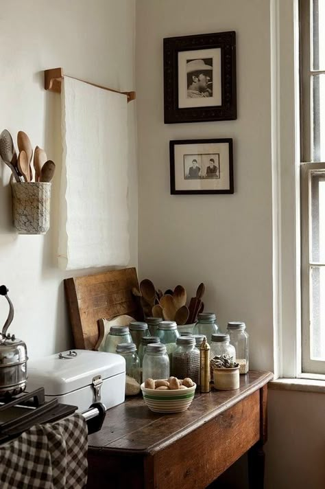 Hanging pot on wall for cooking utensils, table, wood, white walls, kitchen, idea. Decorating Ideas For Kitchen, Organizing Bedroom, Rustic Pantry, Drawers Ideas, Diy Home Organization Ideas, Luxurious Kitchens, Vintage Kitchen Ideas, Vintage Decorating Ideas, Bedroom Organizing