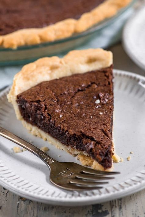 Chocolate Fudge Pie is an easy fudge pie recipe that's totally homemade! This easy chocolate pie recipe tastes like a melted brownie! Fudge Pie Recipe, Fudge Brownie Pie, Chocolate Chess Pie Recipe, Chocolate Fudge Pie, Crumble Recipes, Specialty Desserts, Buttery Flaky Pie Crust, Easy Chocolate Pie, Chess Pie Recipe