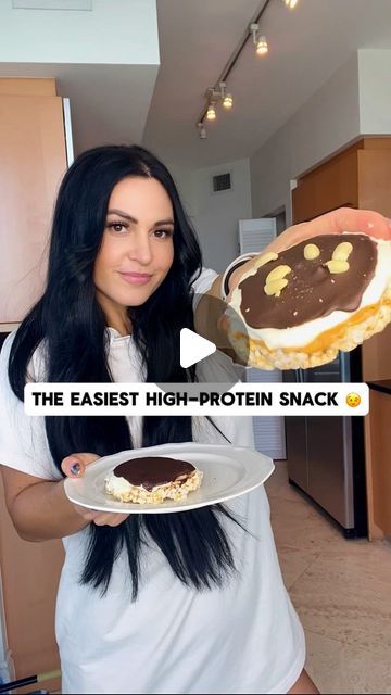 Anita Herbert on Instagram: "Busy Queen High-Protein Snack Idea😋 35g protein / 2 rice cakes 👏🏽 Pretty much the only way I want to eat rice cakes now lol  🙋🏻‍♀️ PS Challenge Queens, this is perfect for a quick pre- or post-workout meal. We’ve got carbs, fats, and lots of protein! 🤝🏽   Frozen Yogurt Chocolate Protein Rice Cakes 	•	2 rice cakes 	•	½ cup non -fat  Greek yogurt 	•	1 scoop protein powder (my favorite is @onesthealth Vanilla Whey Iso it has 24g protein/ serving for only a 125 calories + tastes amazing) use code FITQUEEN for 15% OFF 	•	Your choice of nut butter 	•	Melted chocolate (optional)  Instructions:  	1.	Mix the yogurt and protein powder in a bowl. 	2.	Spread the nut butter and yogurt mixture on the rice cakes. Drizzle with melted dark chocolate. 	3.	Freeze for a few Yogurt Rice Cakes, High Protein Rice Cake Snack, Chocolate Rice Cake Ideas, Protein Frozen Yogurt, Yogurt And Protein Powder, Rice Cake Snacks, Chocolate Rice Cakes, Protein Rice, Cakes Pretty