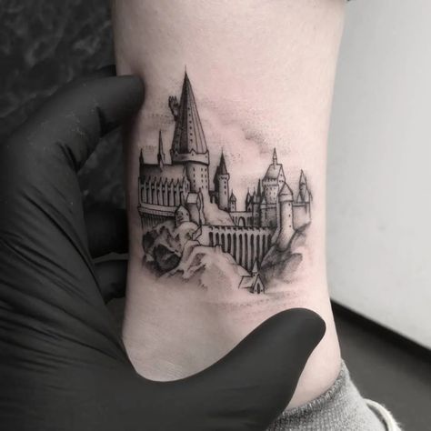 Hogwarts Castle Tattoo, Harry Potter Tattoo Sleeve, Disney Stitch Tattoo, Pop Culture Tattoos, Hogwarts Tattoo, Harry Tattoos, Culture Tattoos, Hp Tattoo, Zelda Tattoo