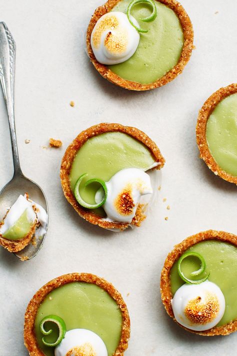 No-bake, rich and creamy key lime pies that are vegan, gluten-free! Citrusy, not too sweet, and perfectly tart! #vegan #plantbased #keylime #pie Creamy Key Lime Pie, Healthy Vegan Dessert, Key Lime Pies, Mini Tart Recipes, Mini Key Lime Pies, Vegan Key Lime, Cheesecake Vegan, Lime Tart, Tart Dessert