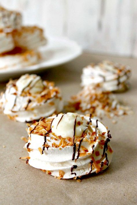 Toasted Coconut Mini Pavlovas with Coconut Custard - The Kitchen Prep Blog Pavlova Decoration, Coconut Custard Recipe, Extract Flavors, Meringue Shells, Luscious Recipes, Mini Pavlovas, Coconut Extract, Mini Pavlova, Meringue Desserts