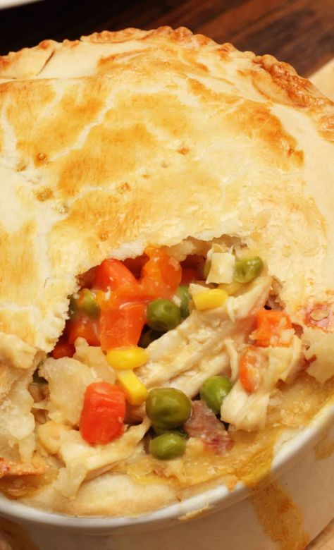 Indulge in the ultimate comfort food with our homemade Weight Watchers chicken pot pie recipe. Creamy, tender chicken and veggies in a flaky biscuit crust. Cracker Barrel Chicken Pot Pie Recipe, Bobby Flay Turkey, Creamy Chicken Pot Pie Recipe, Chicken And Leek Pie, Easy Chicken Pot Pie Recipe, Creamy Chicken Pot Pie, Canned Salmon Recipes, Leek Pie, Chicken Pot Pie Filling