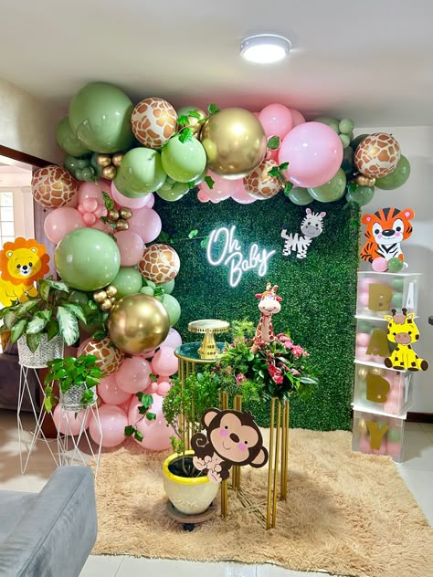 @decor.pool Deco Safari, Safari Baby Shower Decorations, Girl Shower Themes, Baby Birthday Cakes, Safari Birthday, Safari Baby Shower, Baby Birthday, Dali