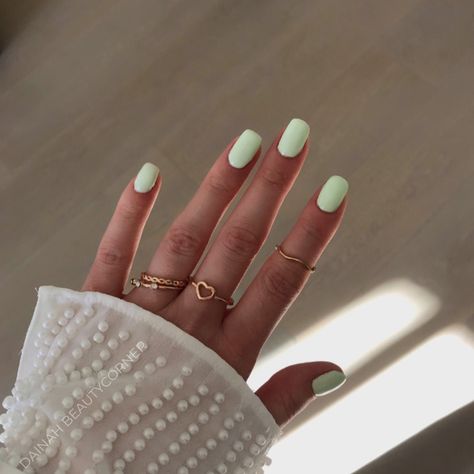 Pastel green nails Mint Pastel Nails, Light Green Manicure, Pastel Green Gel Nails, Nail Colors Tan Skin, Pistachio Nail Color, Pastel Green Nails Design, Green Nails Pastel, Green Pastel Nails, Soft Green Nails