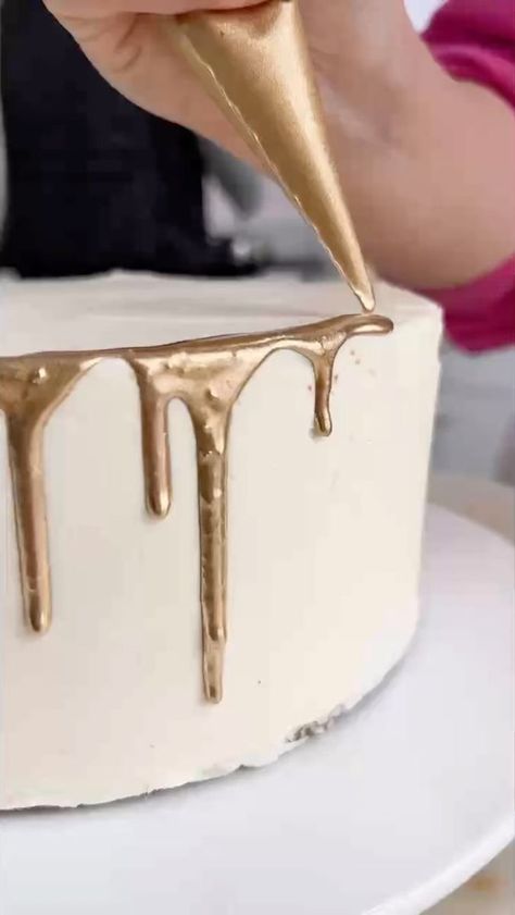 Gold Drip Cake, Drip Cake Recipes, Deco Pastel, Cupcake Decorating Tips, Cake Piping, Cake Decorating For Beginners, Gold Drip, Buttercream Cake Decorating, Cupcake Cake Designs