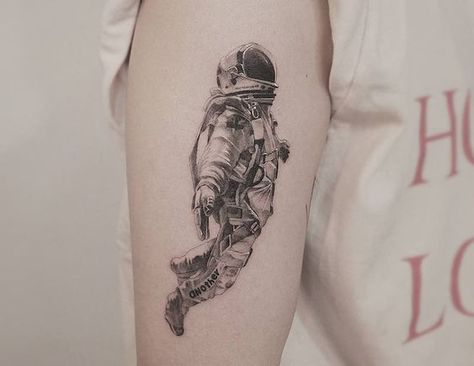 26 Outstanding astronaut tattoos by some of the best artists from around the world. Astronaut Tattoos, Science Tattoos, Hp Tattoo, Astronaut Tattoo, Literary Tattoos, Galaxy Tattoo, Triangle Tattoos, Healing Tattoo, Space Tattoo