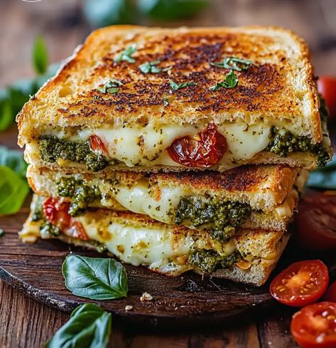 IntroductionCe croque-monsieur méditerranéen revisite le classique avec des saveurs ensoleillées. Le mélange de mozzarella fondante, de pesto parfumé, et de tomates séchées en fait un plat à la fois gourmand ... Read more Croque Monsieur Healthy, Healthy Mozzarella Recipes, Mozzarella Recipes, Easy Brunch, Healthy Sweets Recipes, Happy Foods, Delicious Snacks Recipes, Food Goals, Easy Family Meals