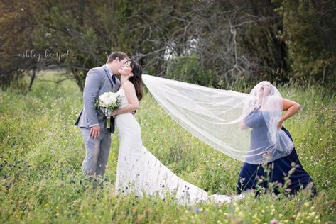 Bride Wedding Photos, Lulus Wedding, Funny Wedding Pictures, Wedding Fotos, Bridesmaid Pictures, American Honey, Photograph Wall, Funny Wedding Photos, Winter Girl