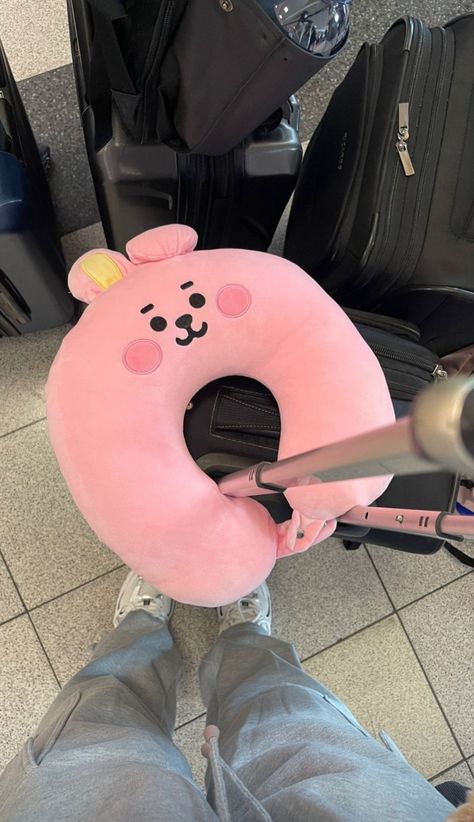 Pink Cooky neck pillow to make your flight comftable. Travel Aesthetic Instagram Story, Light Packing Tips, Travel Instagram Ideas, Photographie Indie, Airport Pictures, Airport Aesthetic, Travel Picture Ideas, Travel Pictures Poses, Minimalist Travel