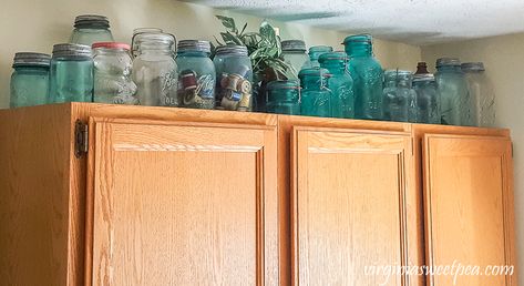 Ideas for Using Mason Jar in Home Decor - Display vintage jars on top of a cabinet. How To Display Old Mason Jars, Antique Mason Jar Ideas, Mason Jar Display Ideas, Vintage Jars Display, Blue Ball Jars Decorating With, Blue Mason Jars Home Decor, Vintage Mason Jar Decor Ideas, Mason Jar Display, Mason Jar Shelf