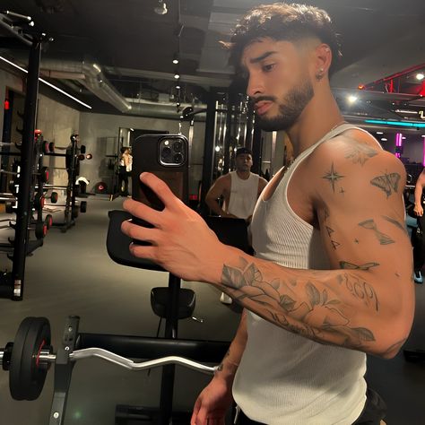 Men Short Hair Fade, Over 50 Fitness, Strong Guy, Tattoo Inspiration Men, Gym Outfit Men, Men Haircut Styles, Outfits Hombre, Small Tattoos For Guys, Mens Haircuts Fade