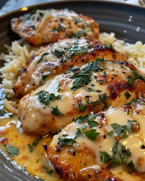 Garlic Butter Chicken with Parmesan Rice: A Delicious One-Pan Recipe - flavor foodie Garlic Butter Chicken With Parmesan Rice, Chicken With Garlic Parmesan Rice, Garlic Butter Chicken And Rice, One Pan Chicken And Rice, Garlic Chicken And Rice, Chicken With Parmesan, Chicken And Rice Recipes, Dinners Simple, Parmesan Rice