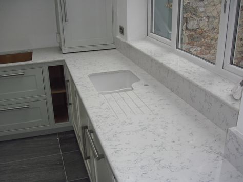 Wall Behind Kitchen Sink, Silestone Kitchen, Modern Kitchen Trends, Granite Worktops, Kitchen Window Sill, Kitchen Benchtops, Quartz Worktops, Quartz Kitchen, Big Kitchen