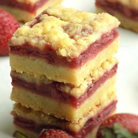 5 Ingredient Strawberry Crumble Bars - Pastry & Beyond Easy Cinnamon Cookies, Strawberry Crumb Bars, Strawberry Crumble Bars, Strawberry Crumble, Strawberry Bars, Fresh Strawberry Recipes, Crumb Bars, Crumble Bars, Dessert Bar Recipe