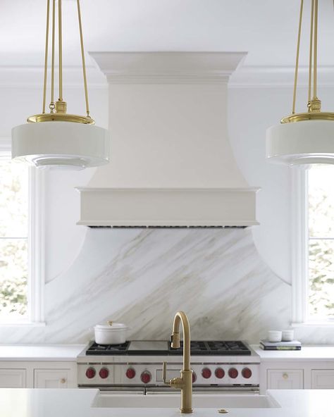 Brad Ramsey Interiors Designs Nashville Abode with a Modern, Timeless Palette - Southern Home Magazine Curved Backsplash, Windows Design Ideas, Seabrook Washington, Backsplash Behind Stove, Wooden Range Hood, Backsplash Options, Peninsula Kitchen, Kitchen Window Design, Stone Backsplash Kitchen