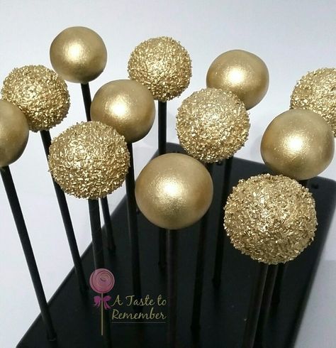 Gold textured cake pops Green And Gold Cake Pops, Black And Gold Cake Pops, Batman Cake Pops, Cake Pops Birthday, Gold Cake Pops, Gold Dessert Table, Textured Cake, Anniversary Dessert, Graduation Cake Designs