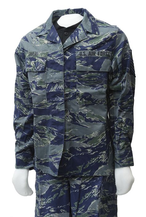 Woman's Experimental Airman Battlefield Uniform Coat - Air Mobility Command Museum Us Air Force Uniform, Air Force Uniform, Air Force Uniforms, Camouflage Patterns, Military Uniforms, Us Air Force, Military Uniform, Battlefield, Air Force