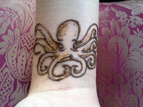 Octopus Henna Octopus, Phone Layout Icons, Henna Body Art, Octopus Design, Henna Ideas, Henna Design, Henna Tattoo, Henna Designs, Octopus