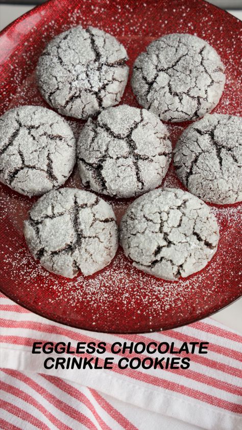 Eggless Chocolate Crinkle Cookies are fudgy, soft, and tender inside. These cookies are a blast for a perfect holiday season. The recipe is incredibly easy, and making it with kids will bring more fun and excitement. Chocolate Crinkle, Eggless Recipes, Chocolate Crinkle Cookies, Cookies Vegan, Chocolate Crinkles, Crinkle Cookies, Vegan Dessert, Vegan Dessert Recipes, Vegan Cookies