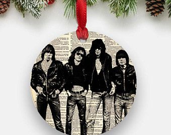 Punk Rock Christmas, Christmas Tree Goals, Christmas Goth, Rock Food, Christmas Rock, Saint Nicolas, Goth Style, Rock Decor, Metal Tree