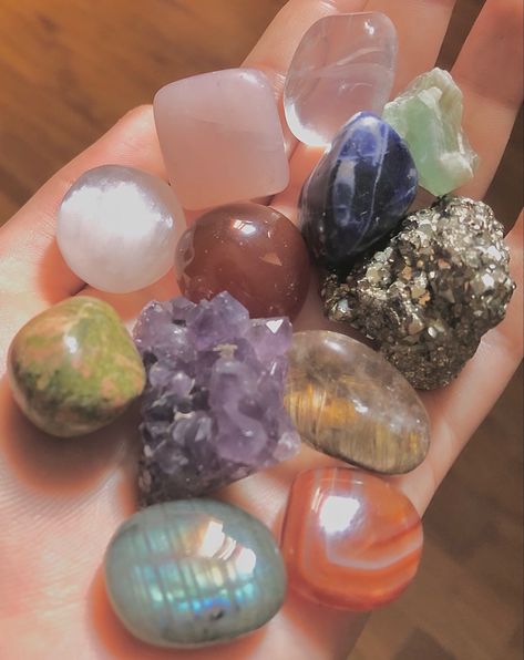 Crystal Room, Crystal Vibes, Crystal Aesthetic, Spiritual Crystals, Pretty Rocks, Cool Rocks, Crystal Crafts, Crystal Shop, Crystal Collection