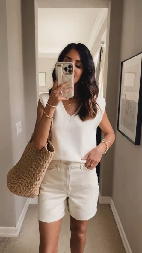 Ivory Shorts Outfit, Cream Jean Shorts Outfit, Cream Summer Outfits, Cream Denim Shorts Outfit, White Shorts Outfit Summer Casual, White Jeans Shorts Outfit, Midi Shorts Outfit, Jean Short Outfits Summer, Cream Shorts Outfit