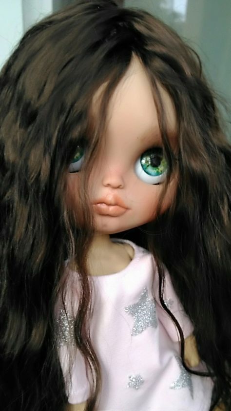 #blythe_club Blythe Doll Brown Curly Hair Green Eyes, Blythe Dolls Brown Wavy Hair, Blythe Doll Dark Brown Hair Green Eyes, Brown Curly Hair Blue Eyes Blythe Doll, Blythe Dolls Black Hair Green Eyes, Blythe Doll Brown Wavy Hair Brown Eyes, Blythe Core Aesthetic, Blythe Dolls Curly Hair Green Eyes, Blythe Doll Brown Hair Green Eyes No Bangs